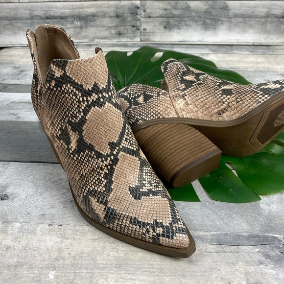 Vince Camuto VC Gigietta snakeskin boots natural - Picture 6 of 8